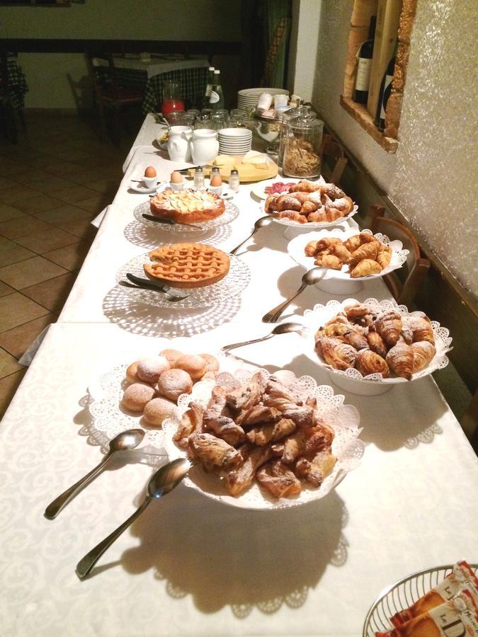 Hotel Locanda Da Carla ヴィジェーヴァノ エクステリア 写真